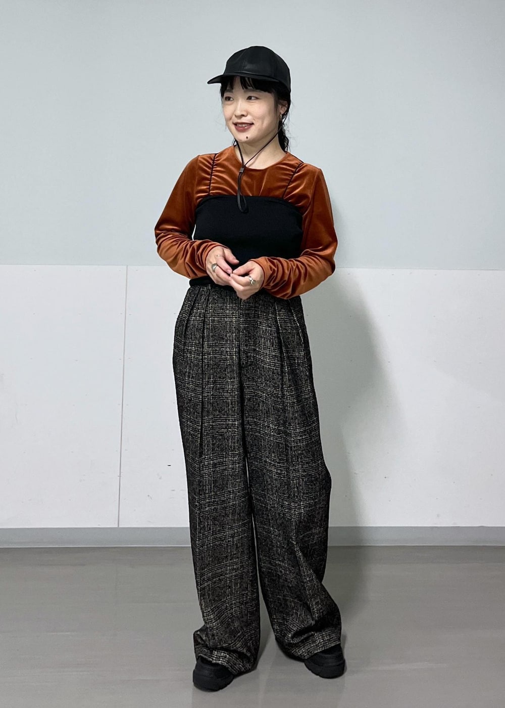 ブラック系のブーツ、ブラック系のその他パンツ、ブラック系のチューブトップを着用したレディースの秋コーディネートの2枚目の写真