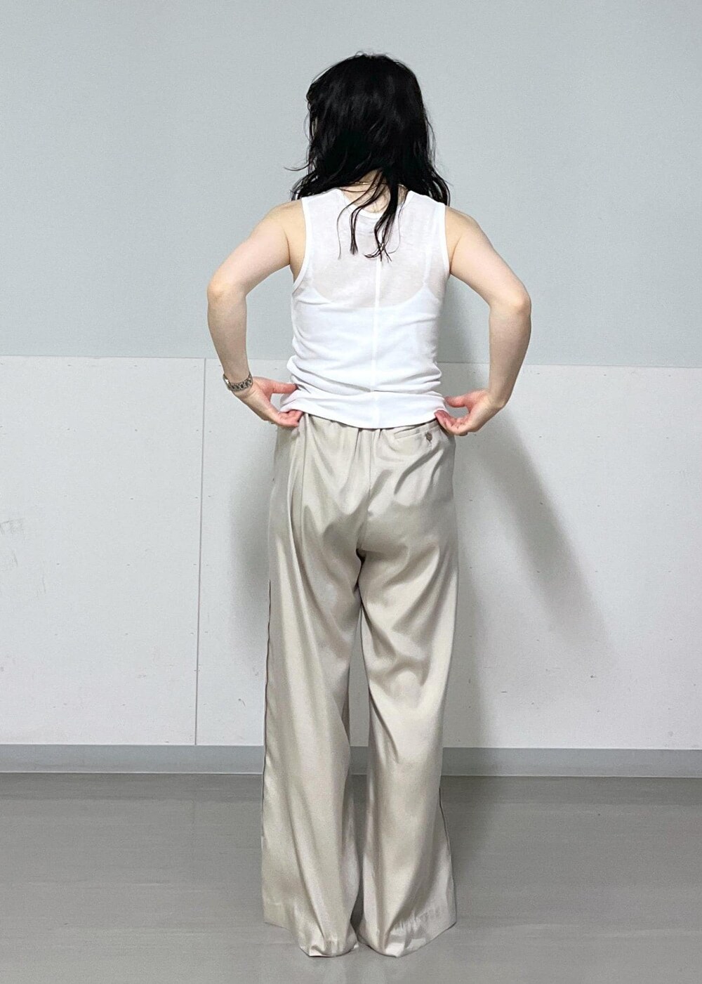 シルバー系のサンダル、ブルー系のワンピース、ベージュ系のその他パンツを着用したレディースの夏コーディネートの10枚目の写真