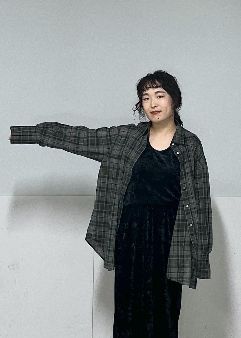 ブラック系のスカート、ブルー系のシャツ/ブラウス、ブラック系のタンクトップを着用したレディースの夏コーディネートの4枚目の写真