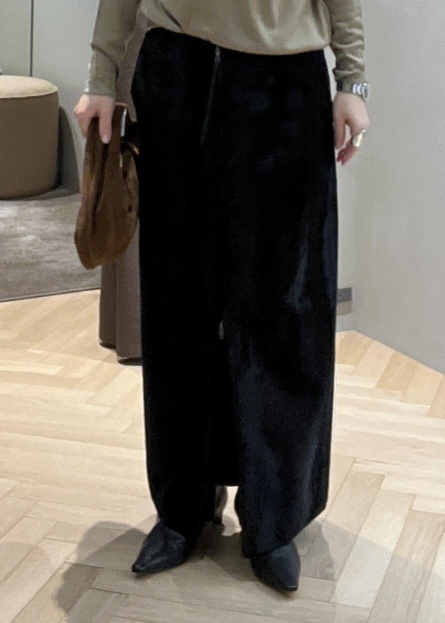 ブラック系のブーツ、ブラック系のスカート、ベージュ系のニット/セーターを着用したレディースの冬コーディネートの6枚目の写真