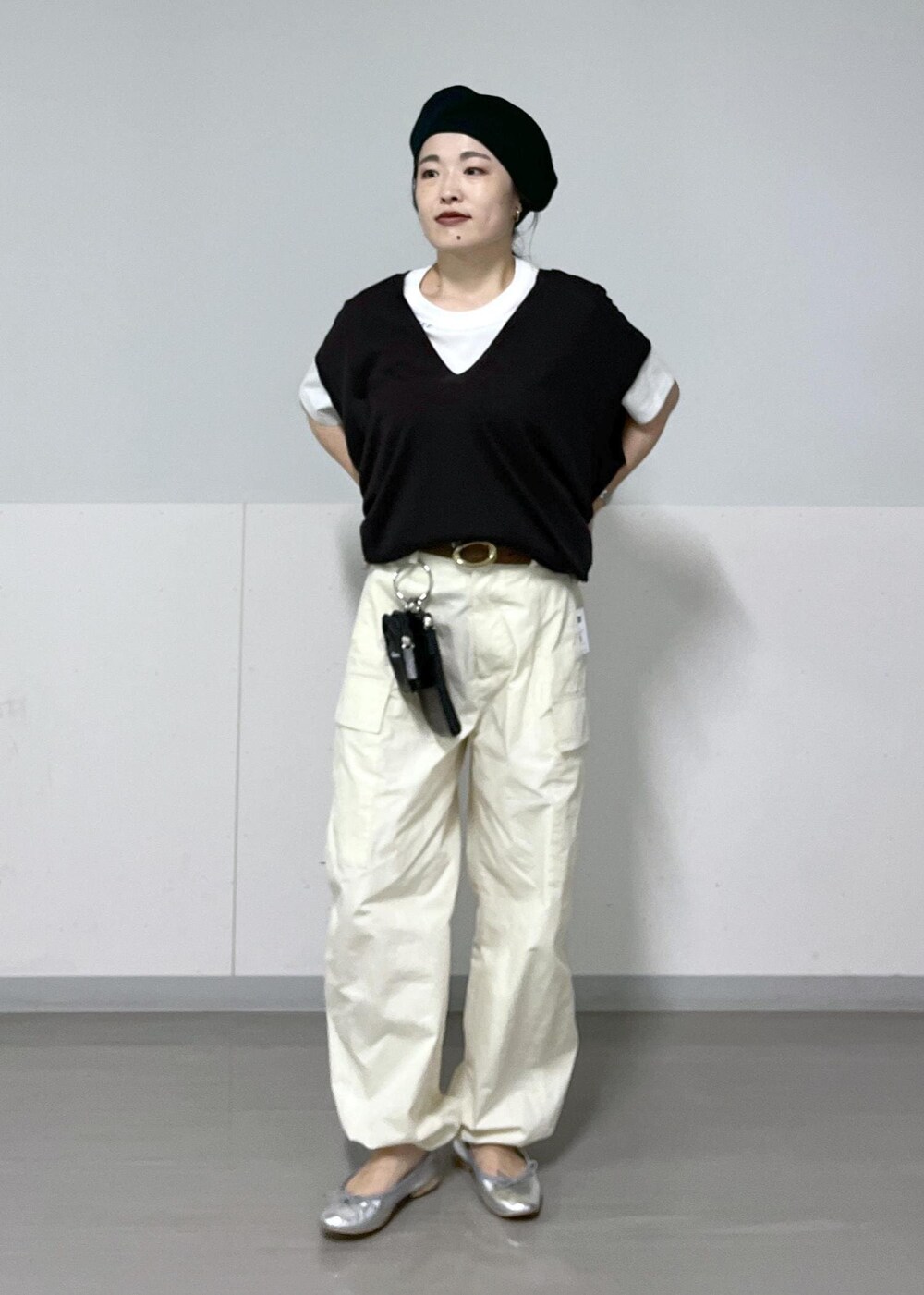 ホワイト系のTシャツ/カットソー、ブラウン系のニット/セーター、ブラック系のトートバッグを着用したレディースの夏コーディネートの2枚目の写真