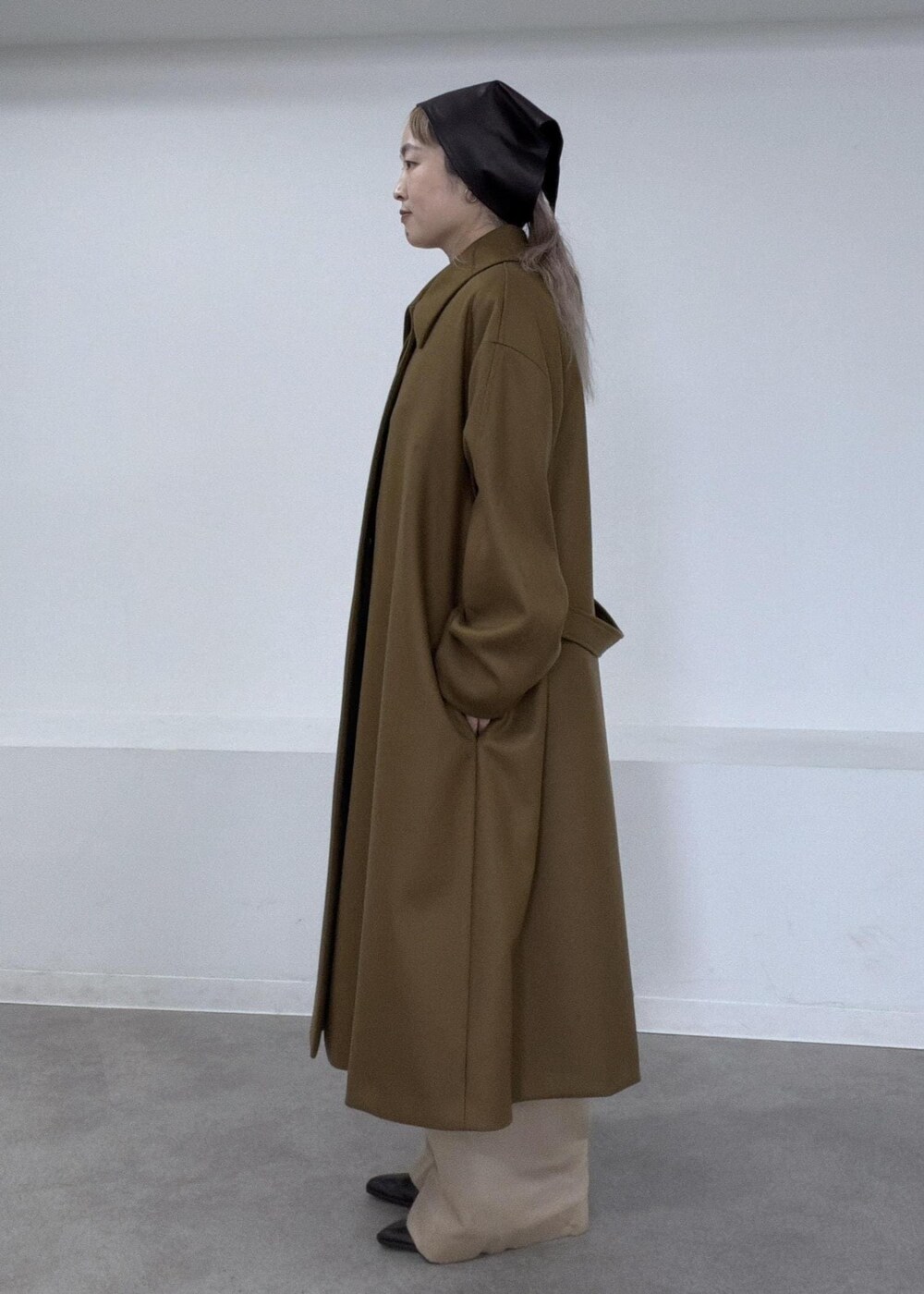 ベージュ系のその他パンツ、ブラック系のシャツ/ブラウス、イエロー系のステンカラーコートを着用したレディースの夏コーディネートの6枚目の写真