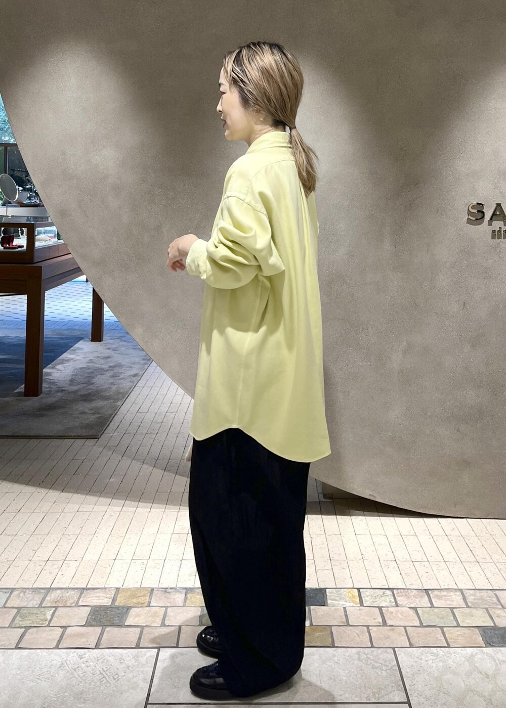 ブラック系のその他パンツ、ベージュ系のショルダーバッグを着用したレディースの秋コーディネートの3枚目の写真