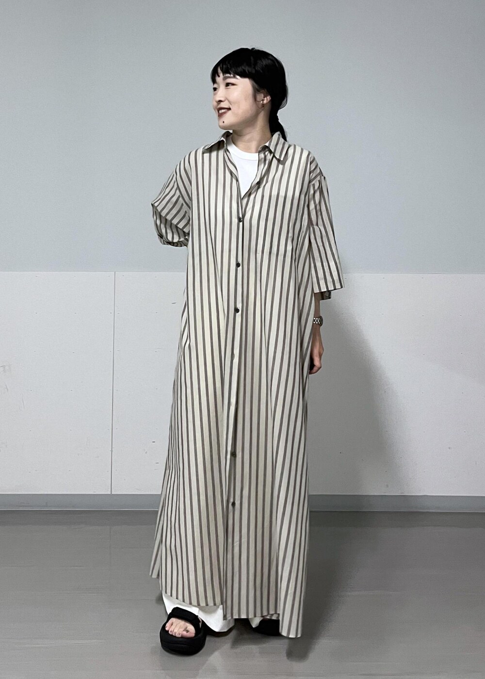 ホワイト系のTシャツ/カットソー、ブラック系のサンダル、ホワイト系のその他パンツを着用したレディースの夏コーディネートの3枚目の写真