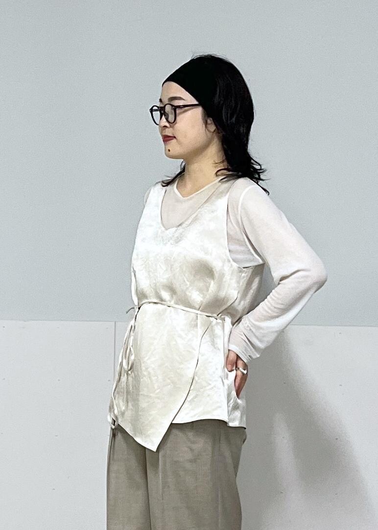 ホワイト系のTシャツ/カットソー、ホワイト系のTシャツ/カットソー、ホワイト系のカーディガン/ボレロを着用したレディースの秋コーディネートの8枚目の写真