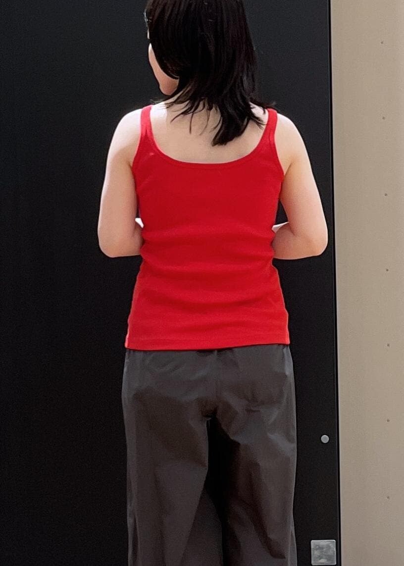 ホワイト系のショルダーバッグ、ブラック系のサンダル、レッド系のタンクトップを着用したレディースの春コーディネートの8枚目の写真