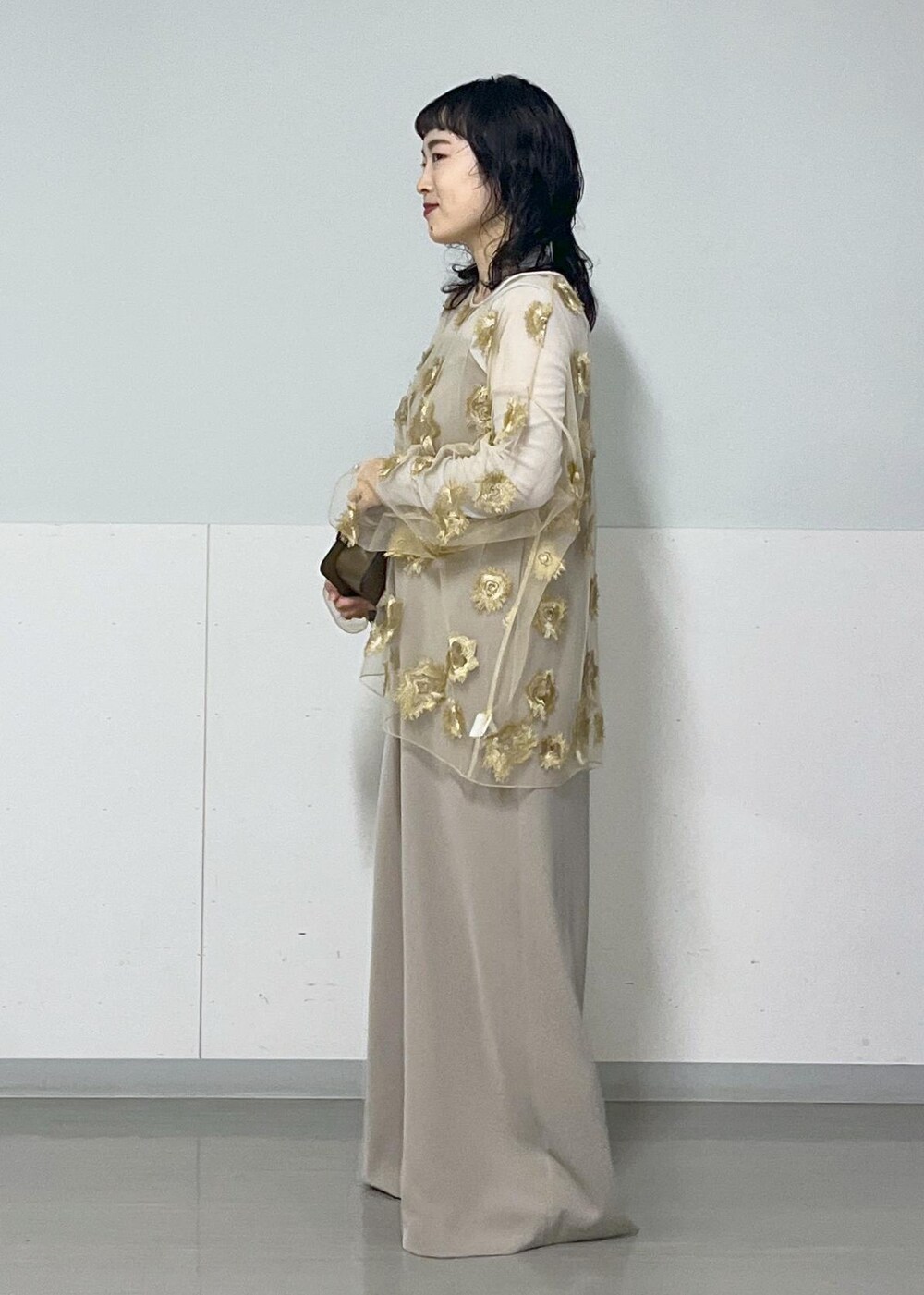 グレー系のTシャツ/カットソー、ブラウン系のショルダーバッグ、ベージュ系のつなぎ/オールインワンを着用したレディースの秋コーディネートの3枚目の写真