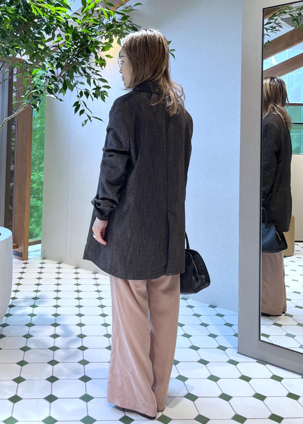 ブラウン系のテーラードジャケット、ピンク系のその他パンツ、ブラウン系のTシャツ/カットソーを着用したレディースの秋コーディネートの2枚目の写真