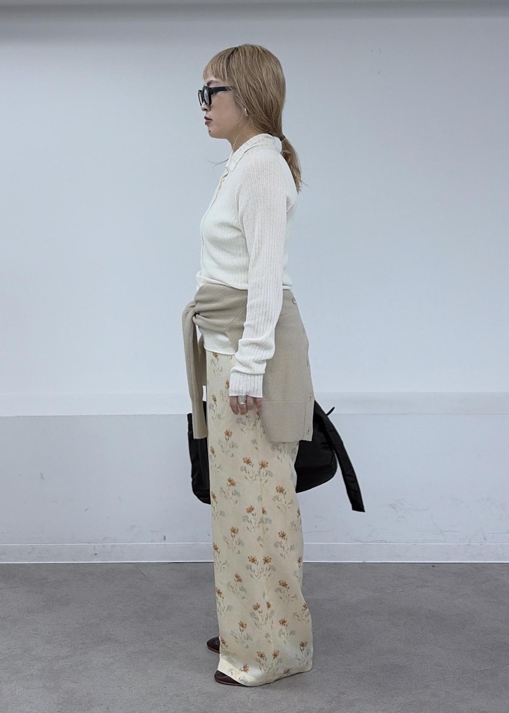ベージュ系のピーコート、ベージュ系のその他パンツ、ホワイト系のTシャツ/カットソーを着用したレディースの秋コーディネートの6枚目の写真