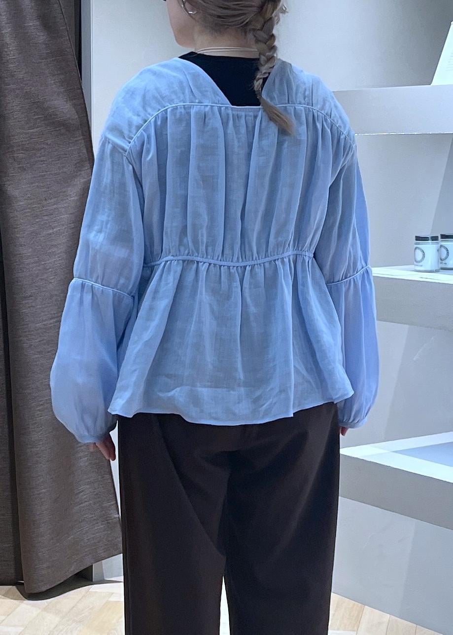 ブラック系のショルダーバッグ、ブラウン系のその他パンツ、ブルー系のニット/セーターを着用したレディースの春コーディネートの4枚目の写真