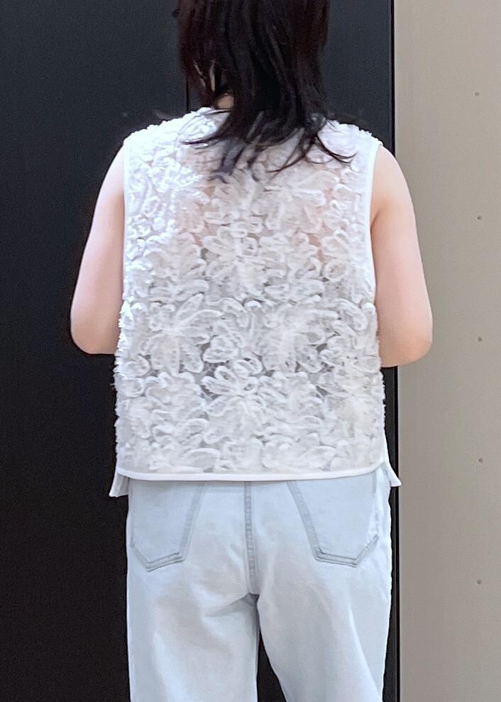 ベージュ系のボストンバッグ、ベージュ系のパンプス、ブルー系のデニムパンツを着用したレディースの冬コーディネートの5枚目の写真
