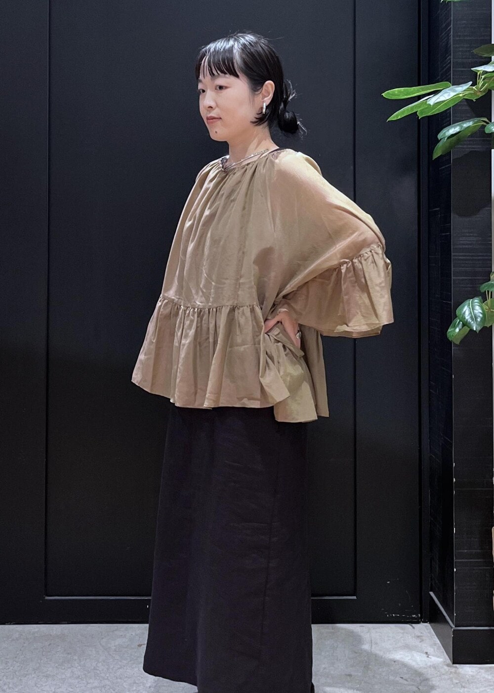 ブラック系のサンダル、ベージュ系のシャツ/ブラウス、ブラック系のジャンパースカートを着用したレディースの夏コーディネートの5枚目の写真