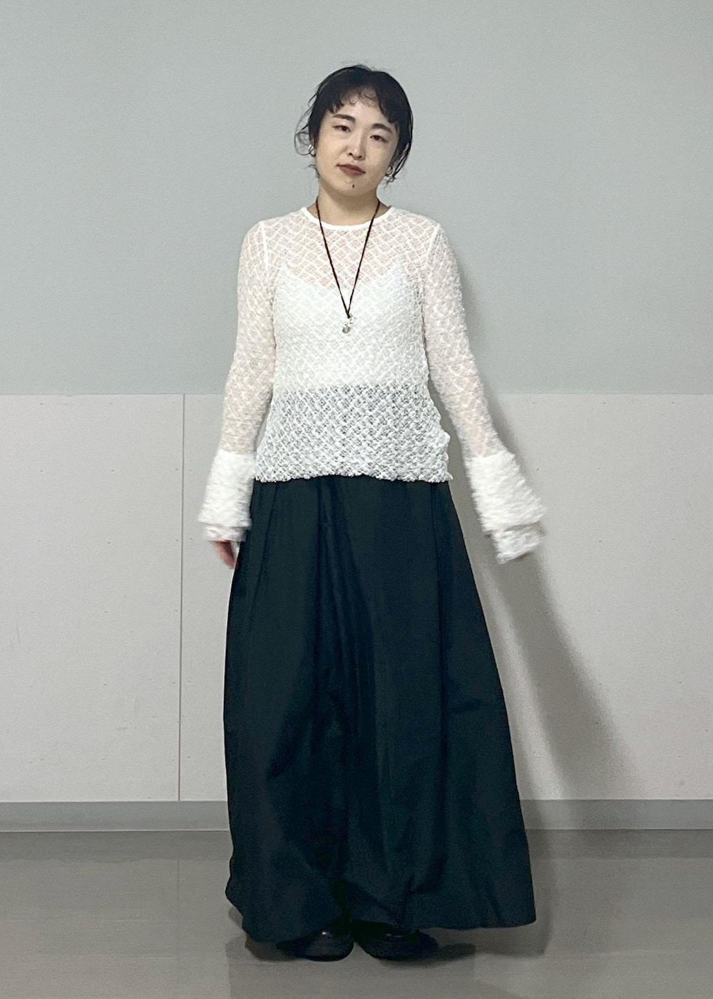 ブラック系のボディバッグ/ウエストポーチ、グレー系のスウェット、ブラック系のスカートを着用したレディースの秋コーディネートの8枚目の写真