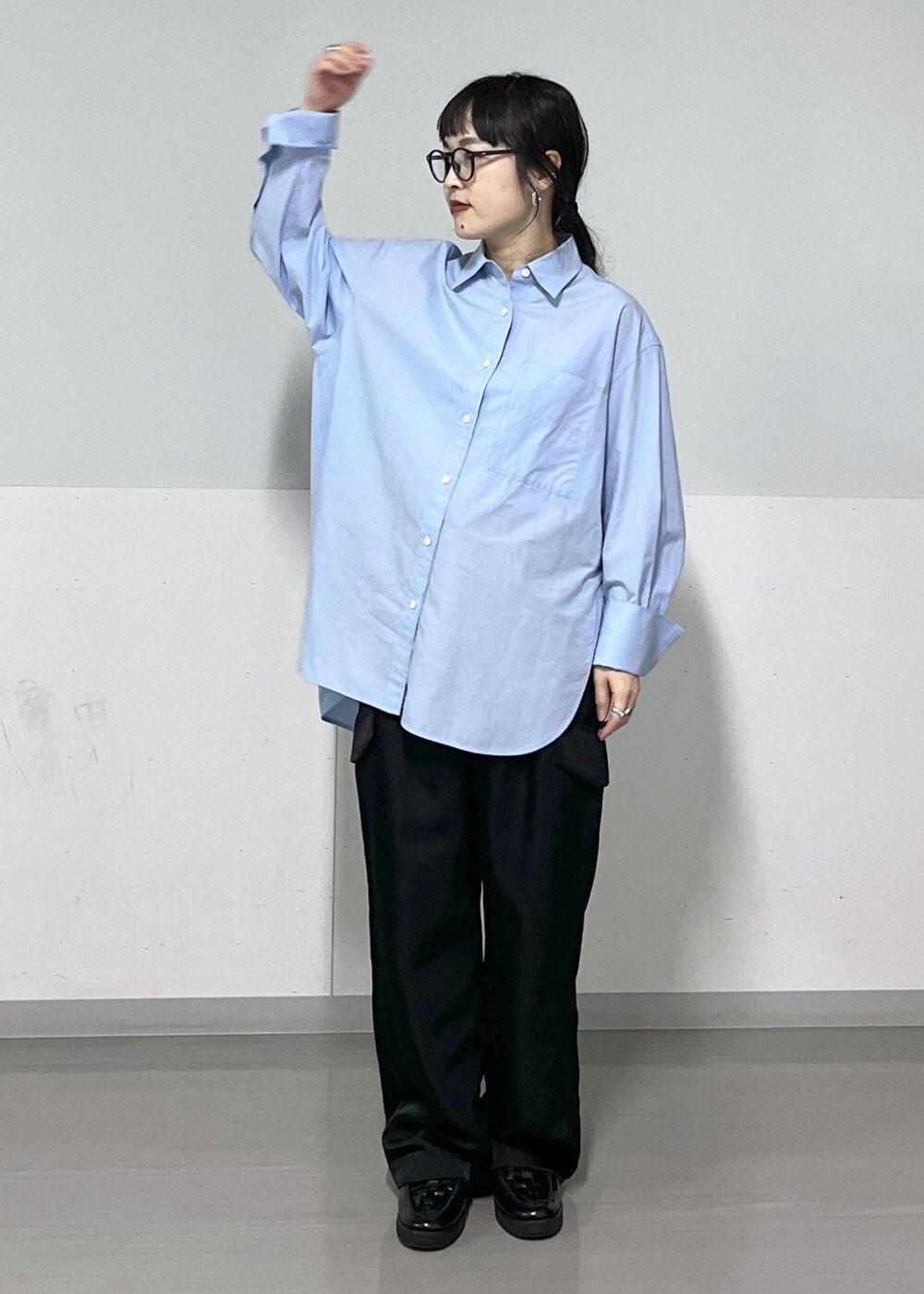 ブラック系のカーゴパンツ、ブルー系のスウェット、ブルー系のシャツ/ブラウスを着用したレディースの春コーディネートの6枚目の写真