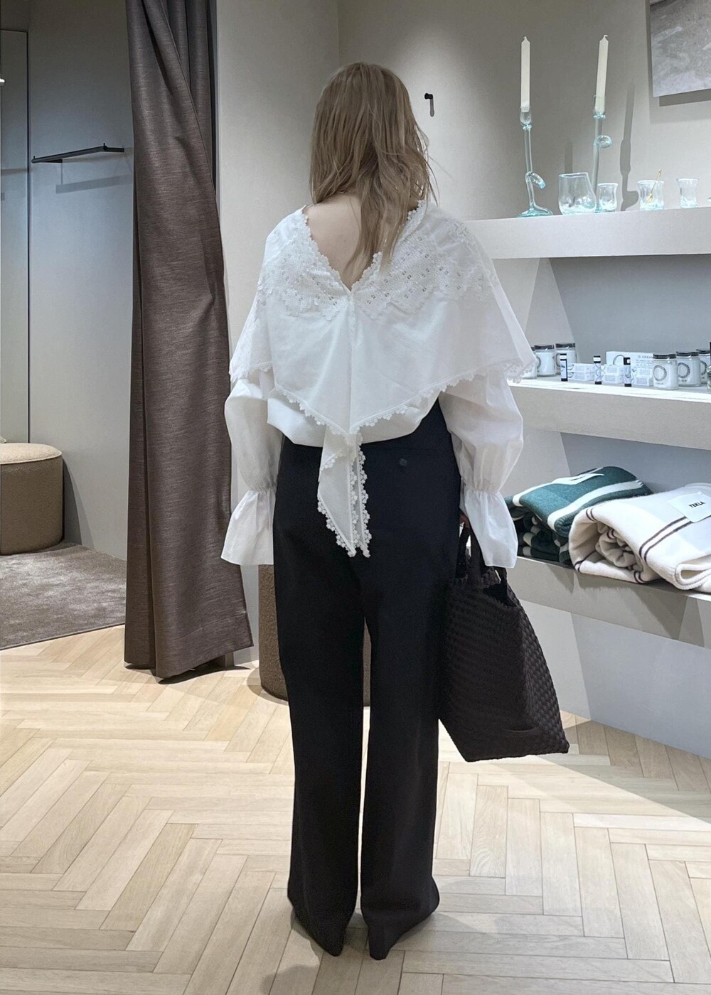 ブラック系のスラックス、ブラック系のパンプス、ホワイト系のシャツ/ブラウスを着用したレディースの冬コーディネートの4枚目の写真