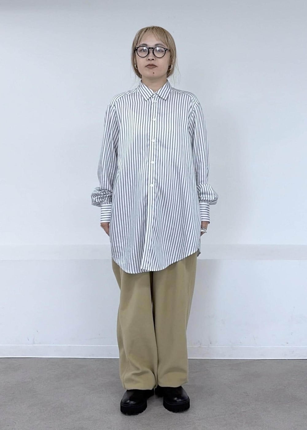 ベージュ系のシャツ/ブラウス、ベージュ系のその他パンツ、グリーン系のカーディガン/ボレロを着用したレディースの秋コーディネートの4枚目の写真