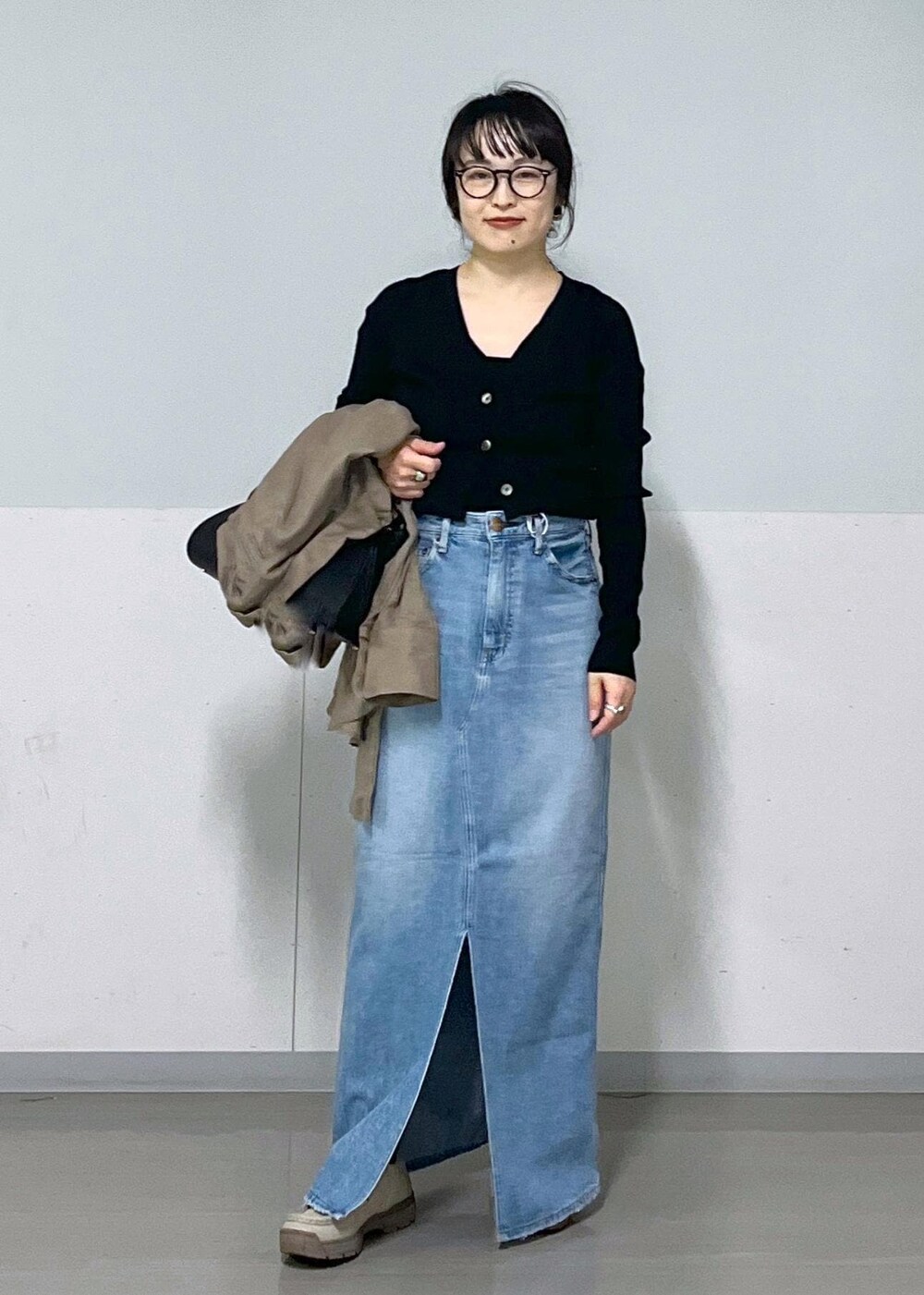 ブラック系のキャミソール、ブラック系のカーディガン/ボレロ、グリーン系のシャツ/ブラウスを着用したレディースの春コーディネートの2枚目の写真