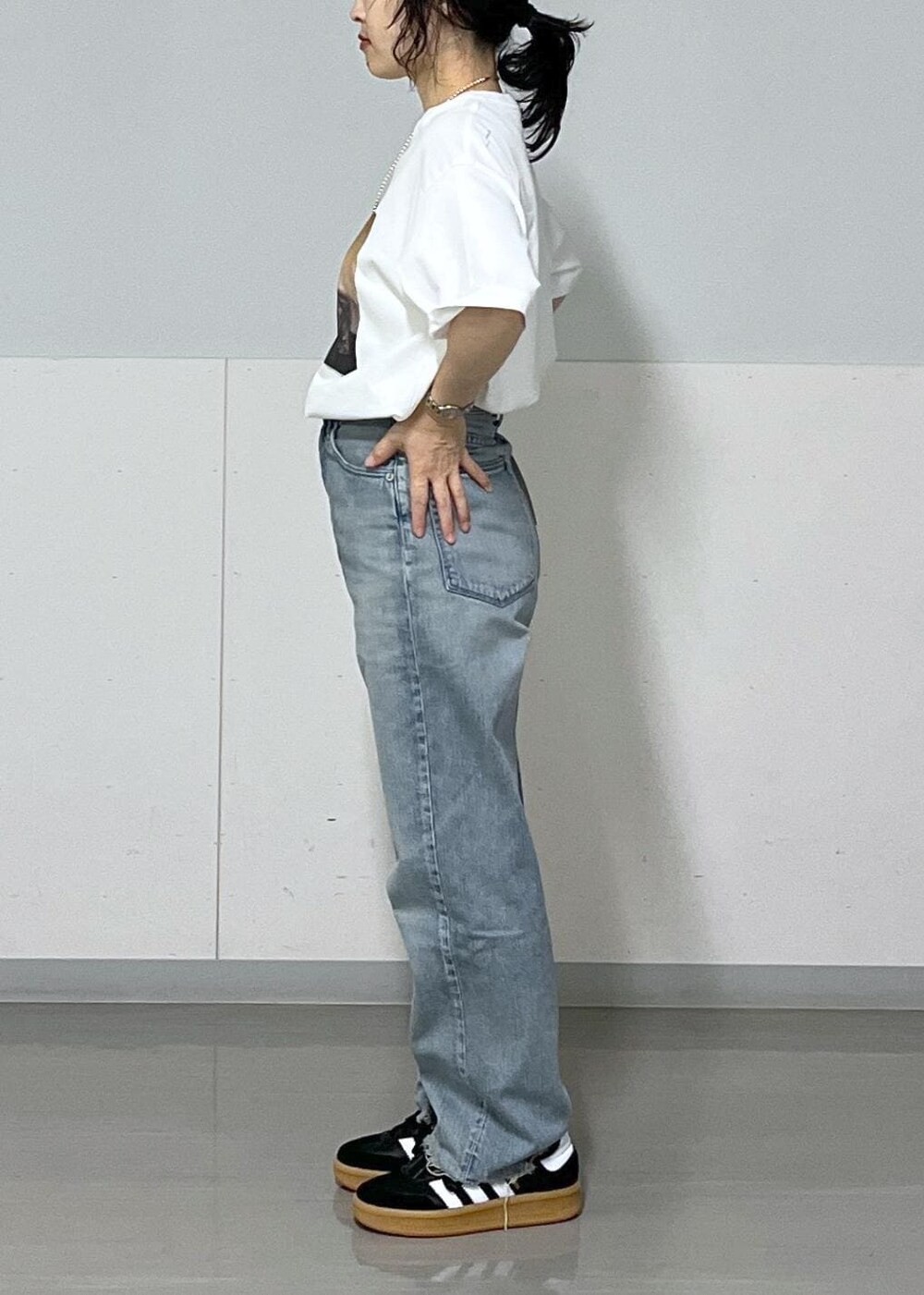 ホワイト系のTシャツ/カットソー、ホワイト系のスカート、ブラウン系のハンドバッグを着用したレディースの夏コーディネートの7枚目の写真