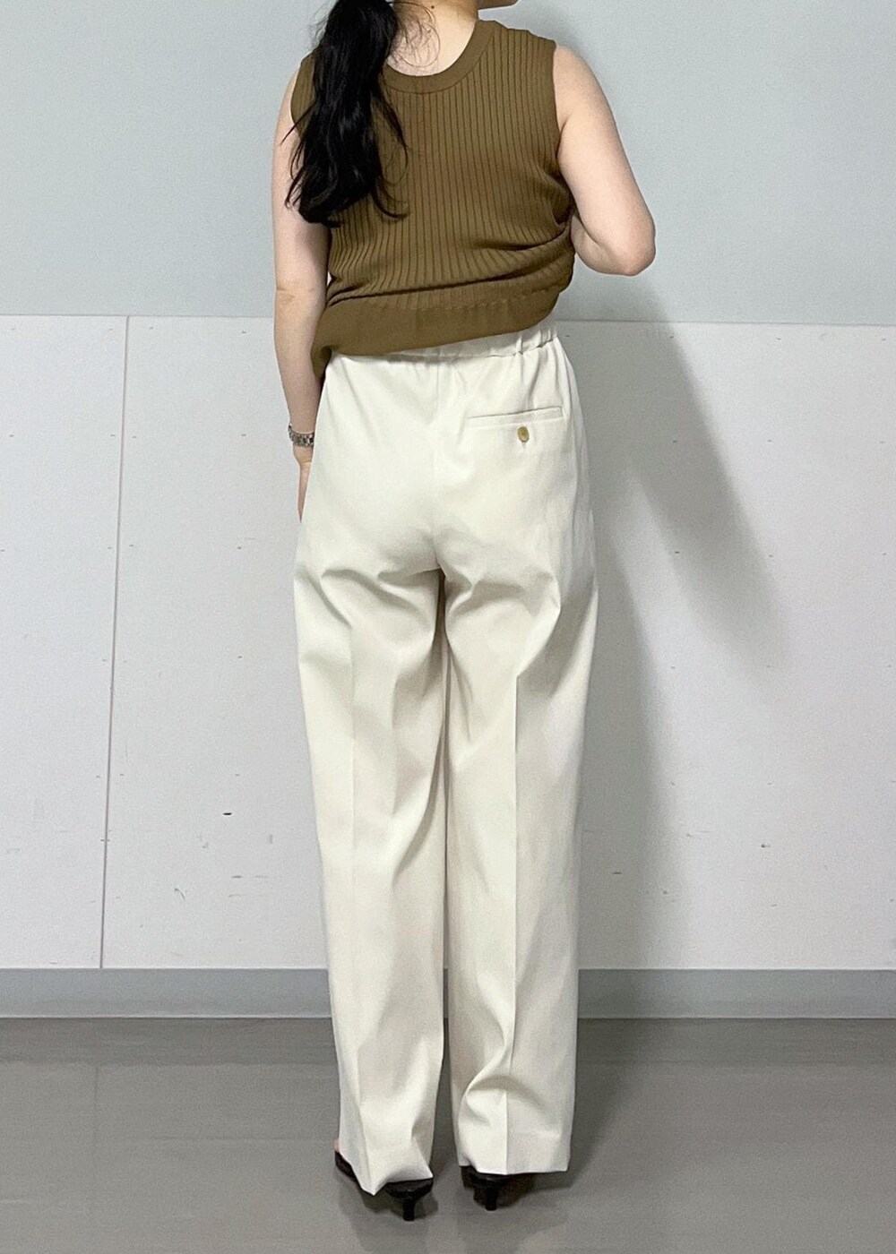 シルバー系のショルダーバッグ、ブラック系のサンダル、ホワイト系のその他パンツを着用したレディースの春コーディネートの6枚目の写真