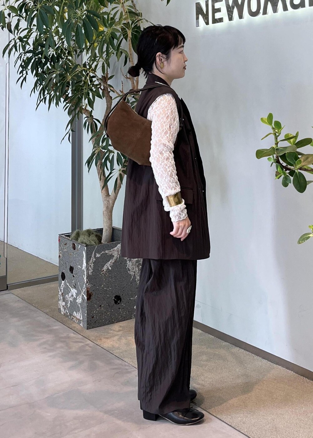 ホワイト系のその他トップス、ブラウン系のその他パンツ、ブラウン系のベストを着用したレディースの夏コーディネートの2枚目の写真