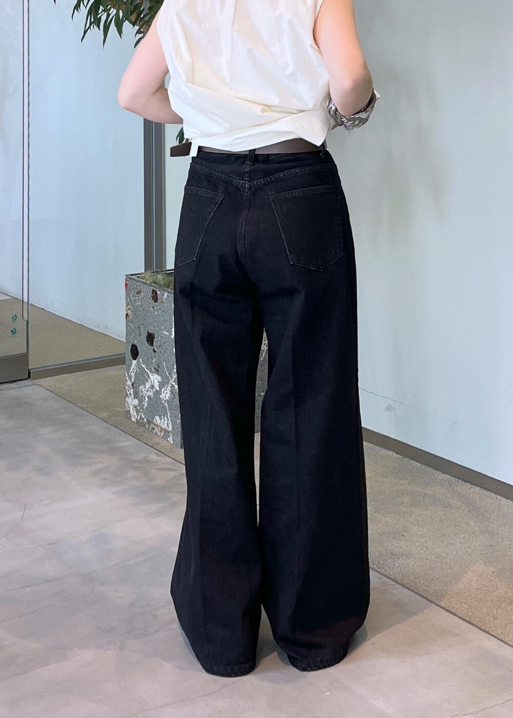 グレー系のデニムパンツ、ベージュ系のその他トップス、ブラウン系のショルダーバッグを着用したレディースの夏コーディネートの7枚目の写真