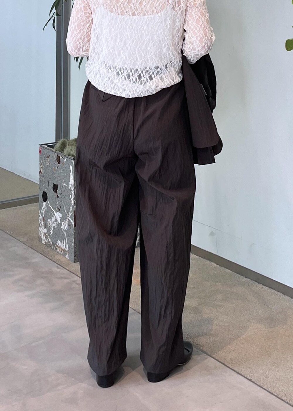 ホワイト系のその他トップス、ブラウン系のその他パンツ、ブルー系のシャツ/ブラウスを着用したレディースの夏コーディネートの8枚目の写真