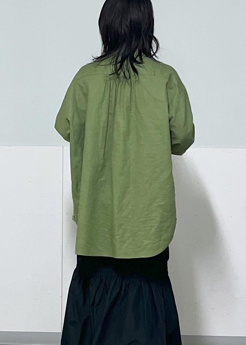 ブラック系のボストンバッグ、ブラック系のスカート、グリーン系のシャツ/ブラウスを着用したレディースの冬コーディネートの7枚目の写真
