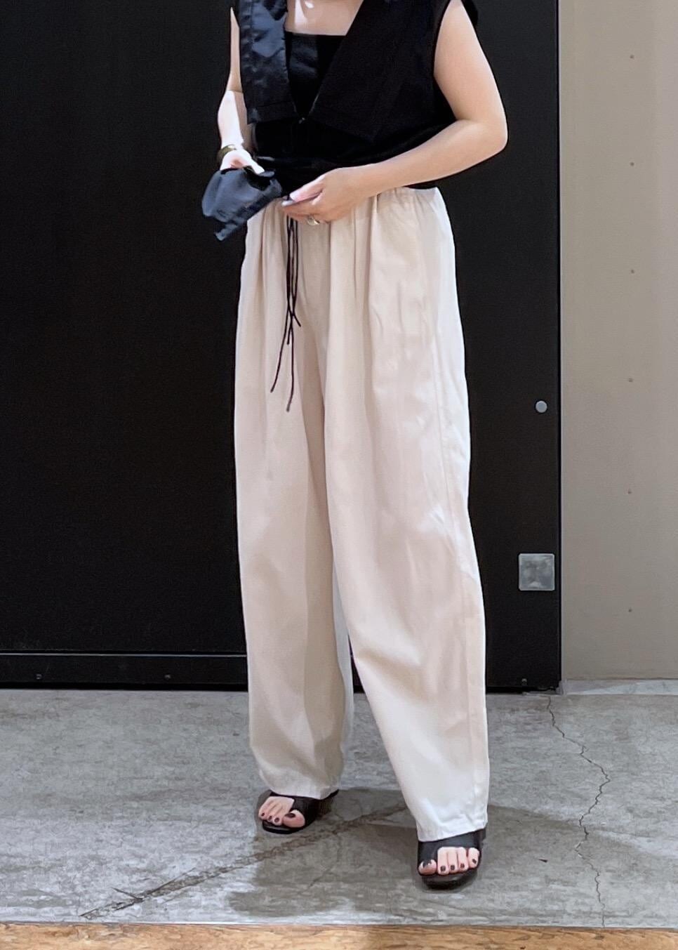 ホワイト系のその他パンツ、ブラック系のキャミソール、ブラック系のサンダルを着用したレディースの夏コーディネートの4枚目の写真