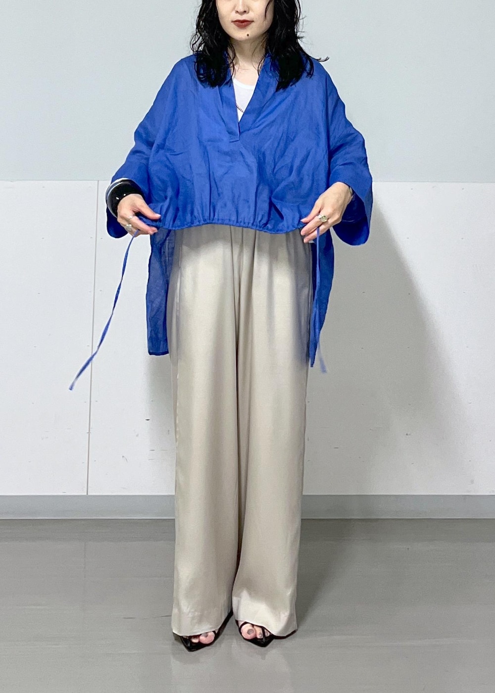 ブラック系のサンダル、ブルー系のシャツ/ブラウス、ベージュ系のその他パンツを着用したレディースの夏コーディネートの4枚目の写真