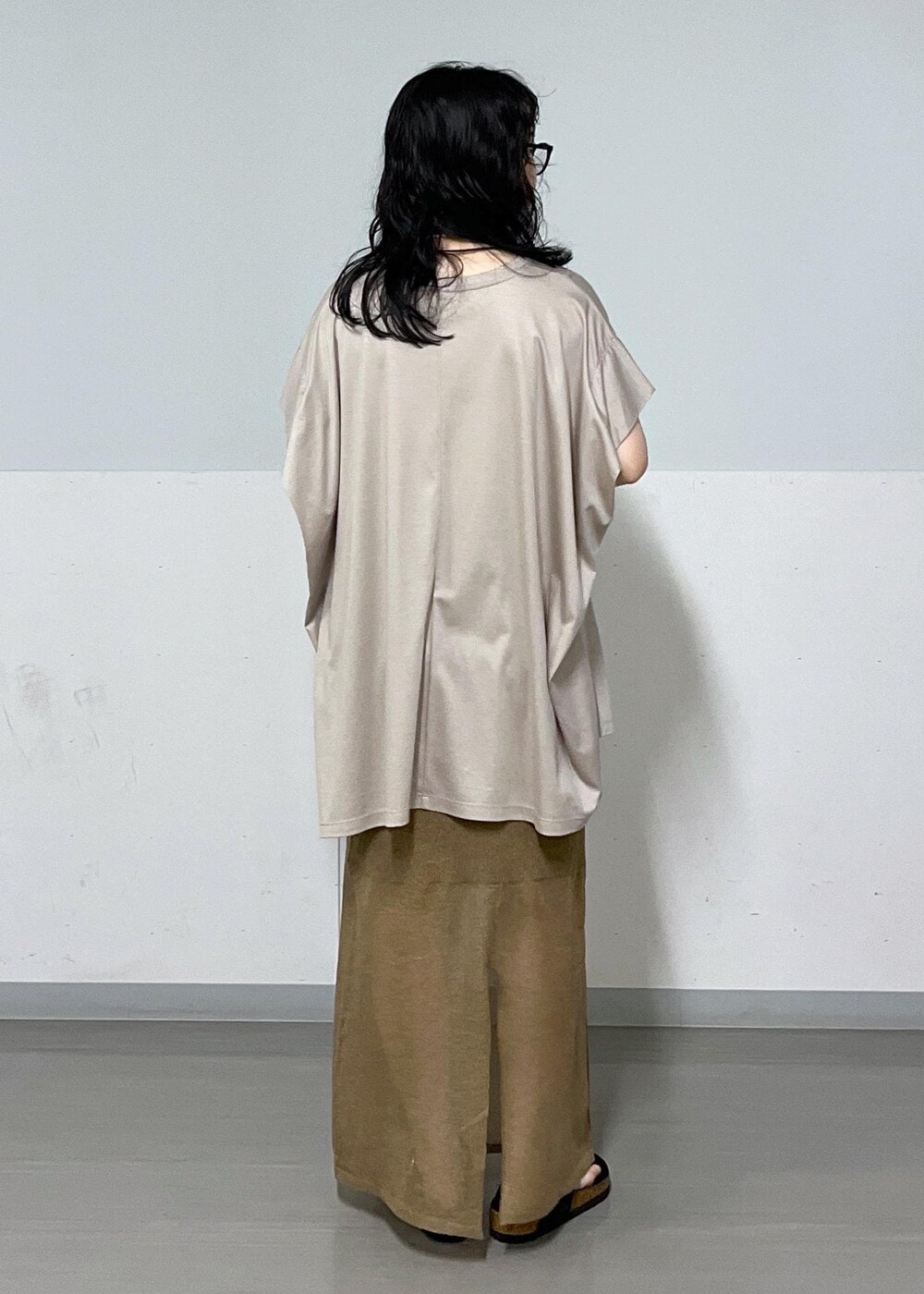 ベージュ系のTシャツ/カットソー、ゴールド系のスカート、イエロー系のバンダナ/スカーフを着用したレディースの夏コーディネートの5枚目の写真