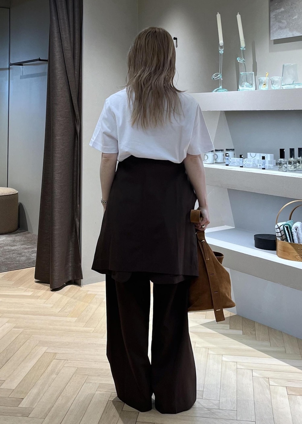 イエロー系のその他シューズ、ブラウン系のその他パンツ、ブラウン系のテーラードジャケットを着用したレディースの春コーディネートの2枚目の写真