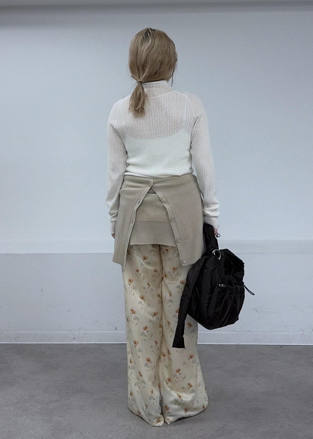 ベージュ系のピーコート、ベージュ系のその他パンツ、ホワイト系のTシャツ/カットソーを着用したレディースの秋コーディネートの7枚目の写真
