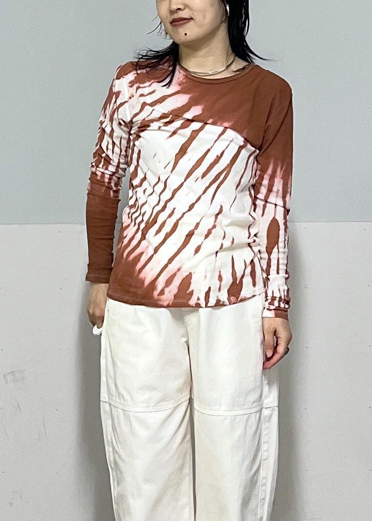 ホワイト系のその他パンツ、ブラウン系のTシャツ/カットソー、ベージュ系のショルダーバッグを着用したレディースの春コーディネートの6枚目の写真