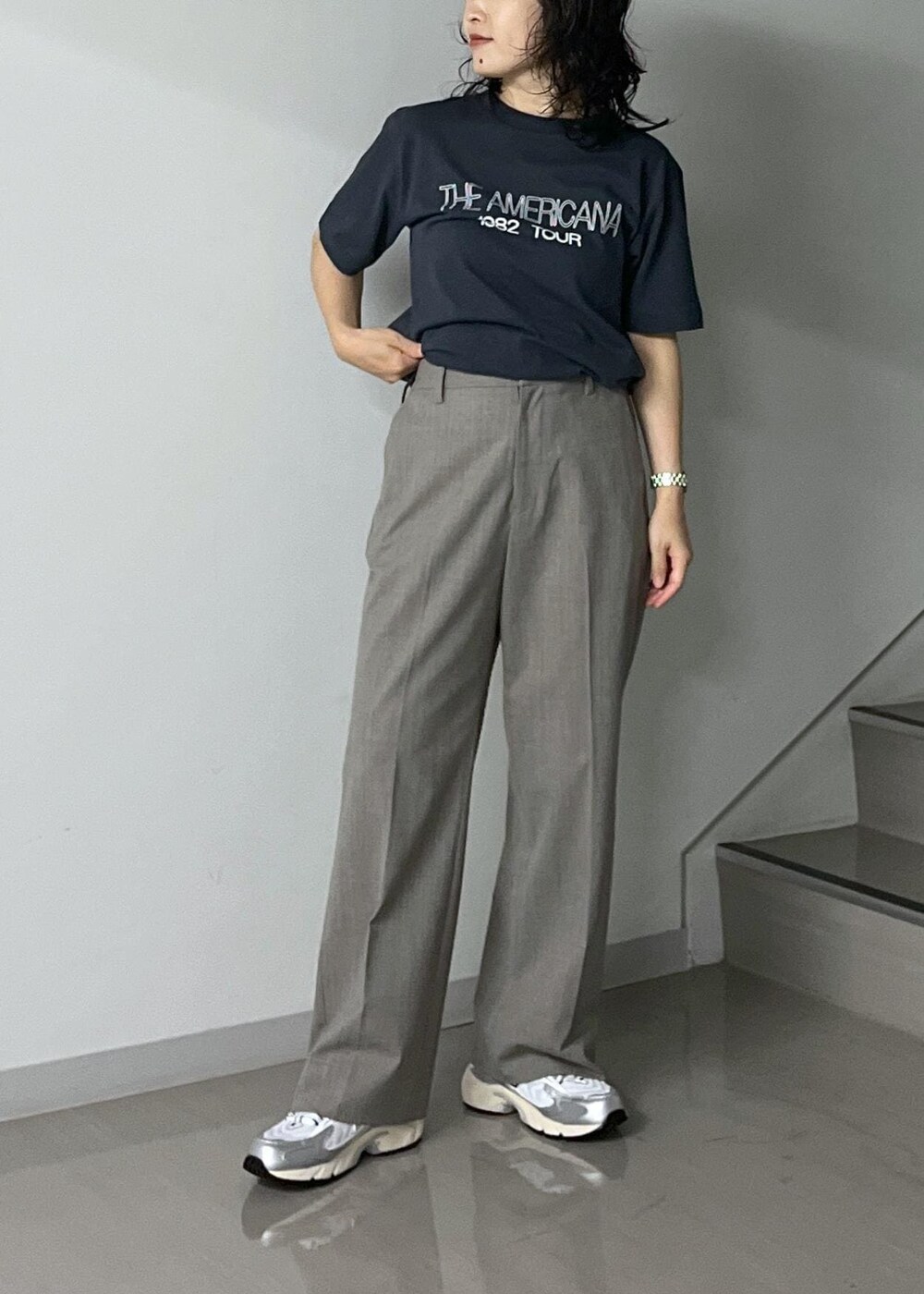 ブルー系のトートバッグ、グレー系のスラックス、ブラック系のTシャツ/カットソーを着用したレディースの秋コーディネートの9枚目の写真