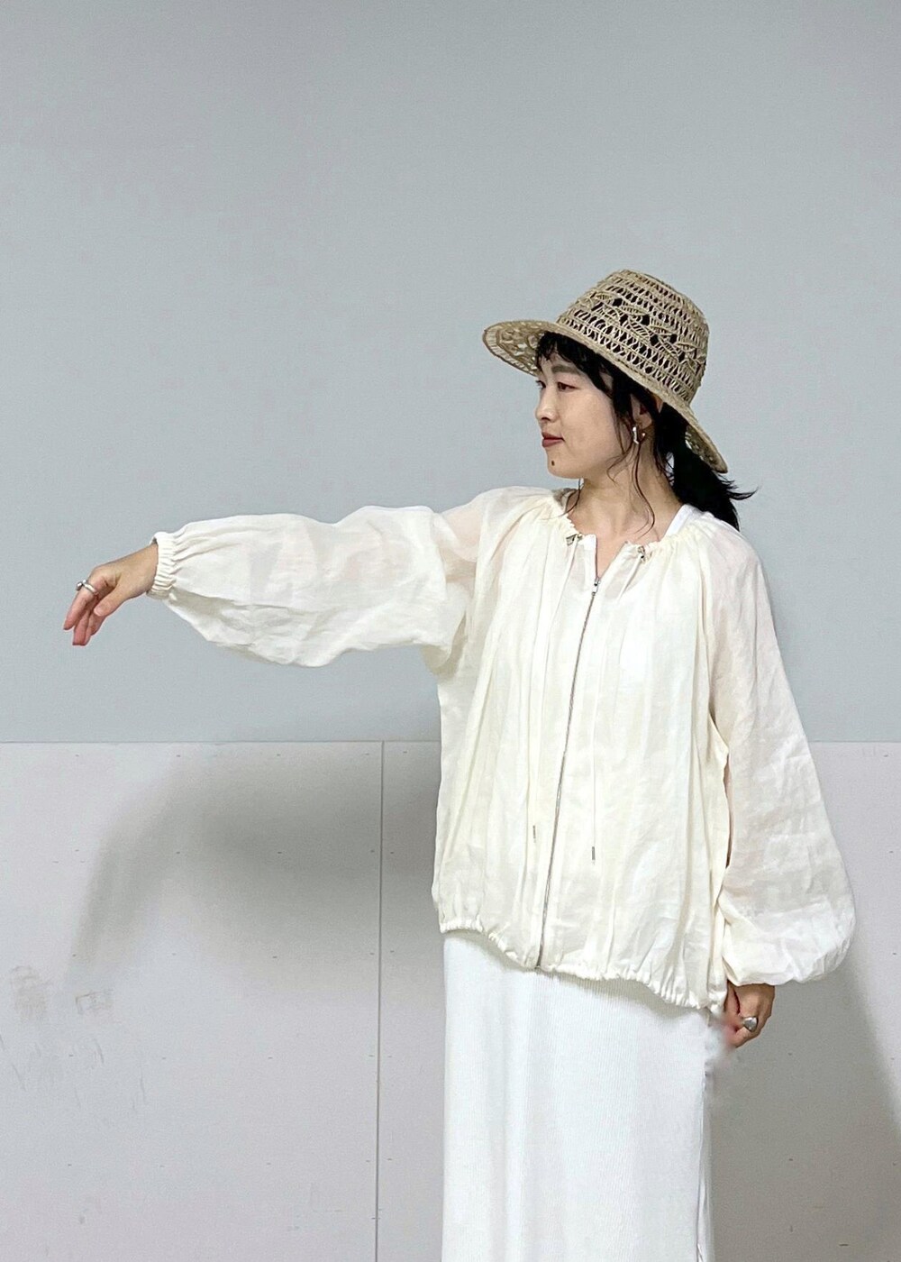 「ワントーンコーデ、ブルゾン、シアー、リブスカート、La Maison de Lyllis、別注、ハット、ストローハット、カゴバッグ、ホワイト、ジャケット、セットアップ、スカート、ロング、タイトスカート」|「SALON adam et rope'の【VINILO(ヴィニーロ)】別注ビジューサンダル(サンダル、シルバー系)」を使った、kinoさん(レディース・152cm)の夏コーディネートの5枚目の写真
