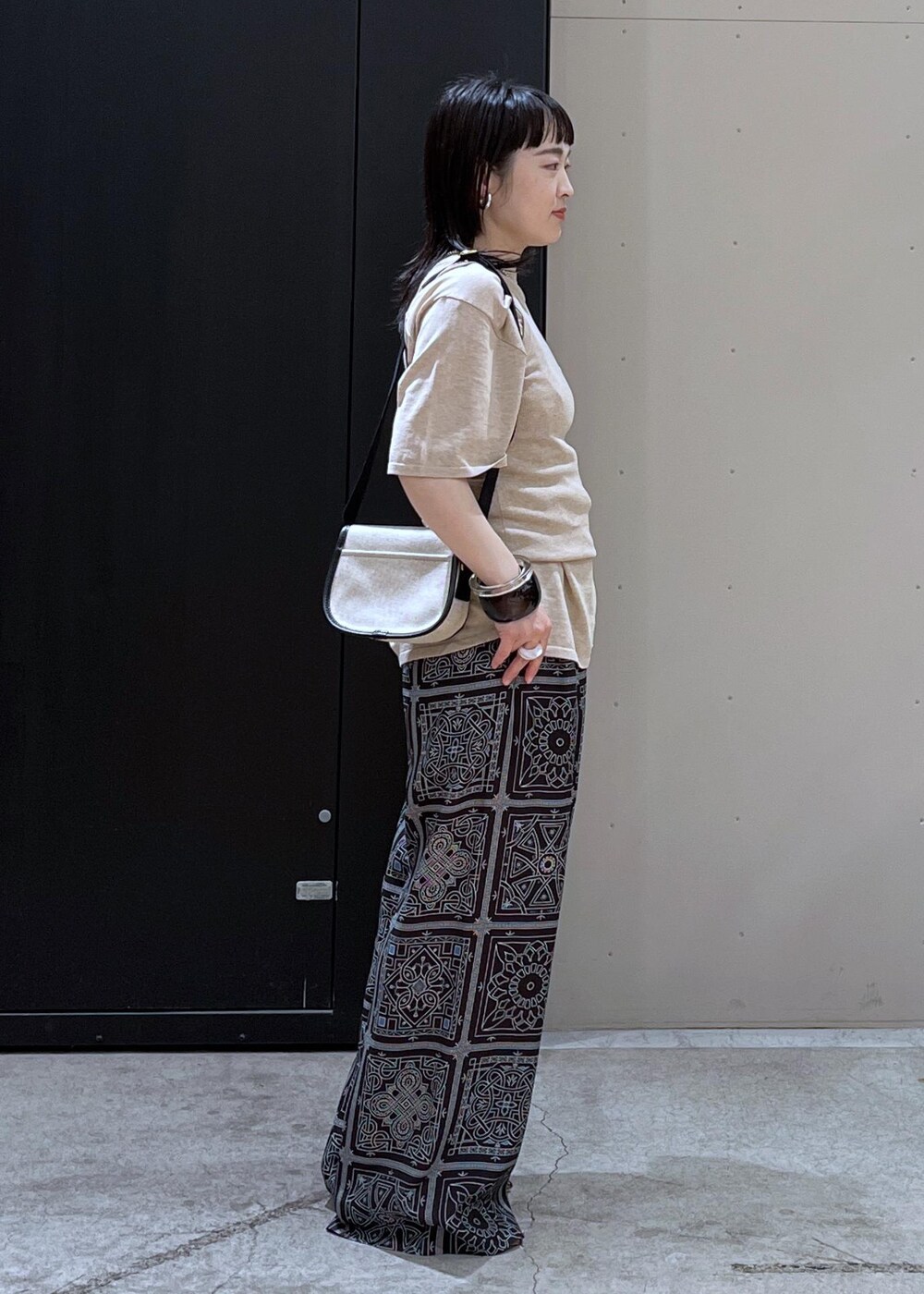 ベージュ系のタンクトップ、ベージュ系のTシャツ/カットソー、ブラック系のその他パンツを着用したレディースの春コーディネートの2枚目の写真