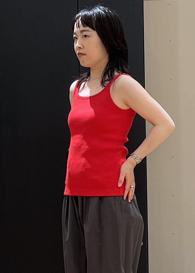 ホワイト系のショルダーバッグ、ブラック系のサンダル、レッド系のタンクトップを着用したレディースの春コーディネートの7枚目の写真