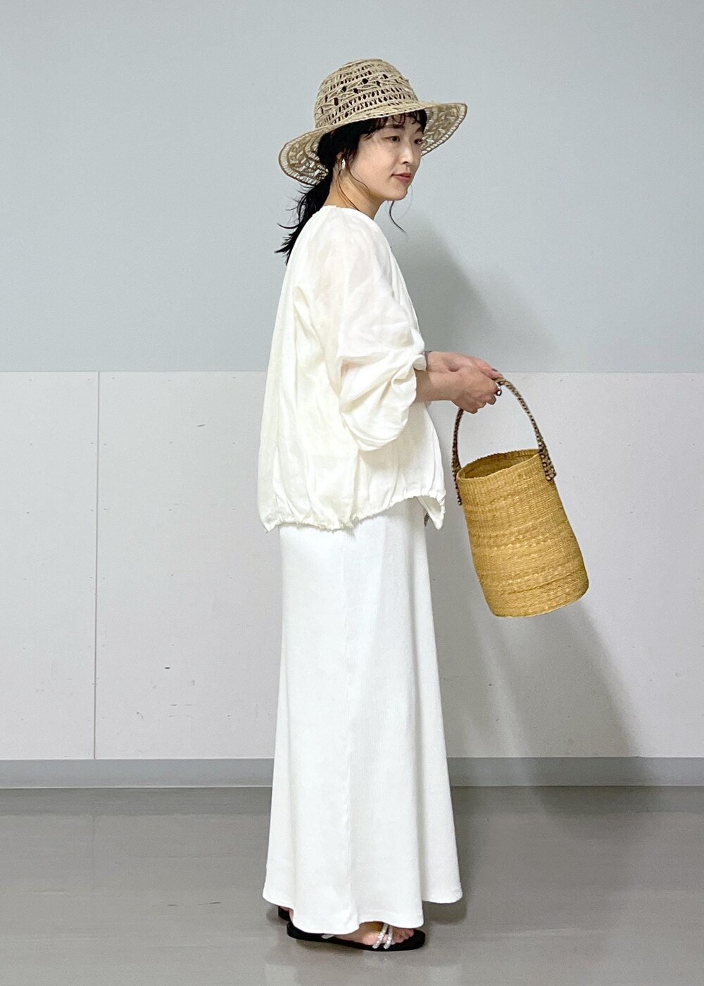 「ワントーンコーデ、ブルゾン、シアー、リブスカート、La Maison de Lyllis、別注、ハット、ストローハット、カゴバッグ、ホワイト、ジャケット、セットアップ、スカート、ロング、タイトスカート」|「SALON adam et rope'の【VINILO(ヴィニーロ)】別注ビジューサンダル(サンダル、シルバー系)」を使った、kinoさん(レディース・152cm)の夏コーディネートの3枚目の写真