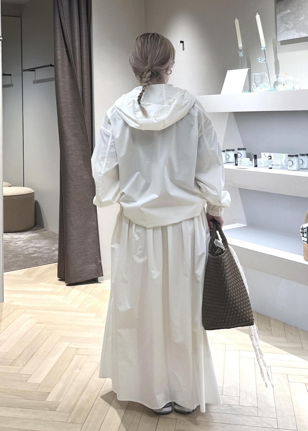 ホワイト系のブルゾン、ホワイト系のスカート、イエロー系のトートバッグを着用したレディースの春コーディネートの3枚目の写真