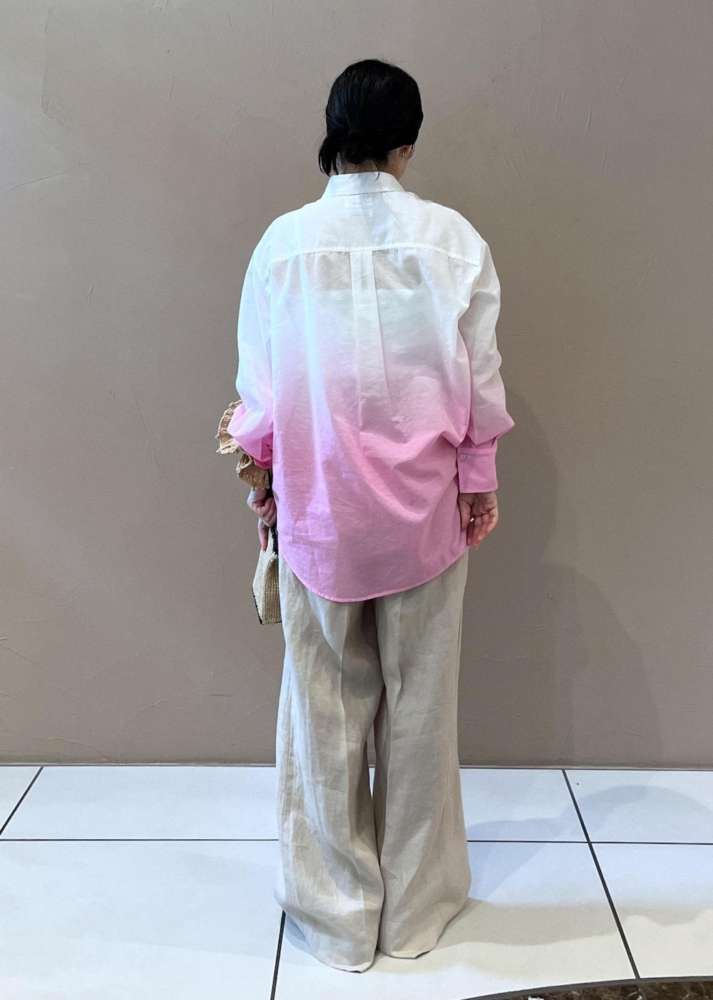 「今週のお値下げ_28w、SALON adam et ropé、ウェーブ、イエベ春、ノーマル、低身長、パンツ、スラックス、バッグ、ハンドバッグ、シューズ、サンダル、SBX55060、SHA45030、SHS35220」｜「SALON adam et rope'のヒールトングサンダル（サンダル、グレー系）」を使った、kinoさん（レディース・152cm）の夏コーディネートの3枚目の写真