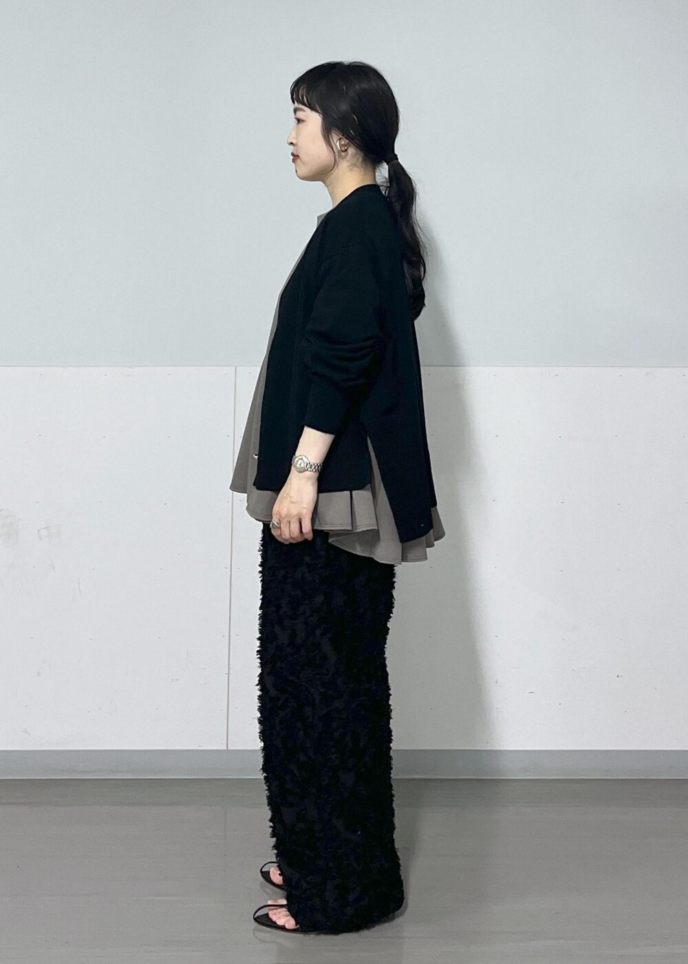 ブラック系のサンダル、ブラック系のショルダーバッグ、ブラック系のカーディガン/ボレロを着用したレディースの春コーディネートの8枚目の写真