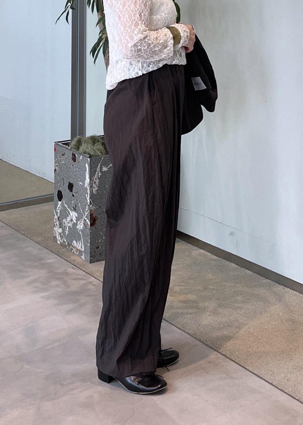 ホワイト系のその他トップス、ブラウン系のその他パンツ、ブルー系のシャツ/ブラウスを着用したレディースの夏コーディネートの7枚目の写真