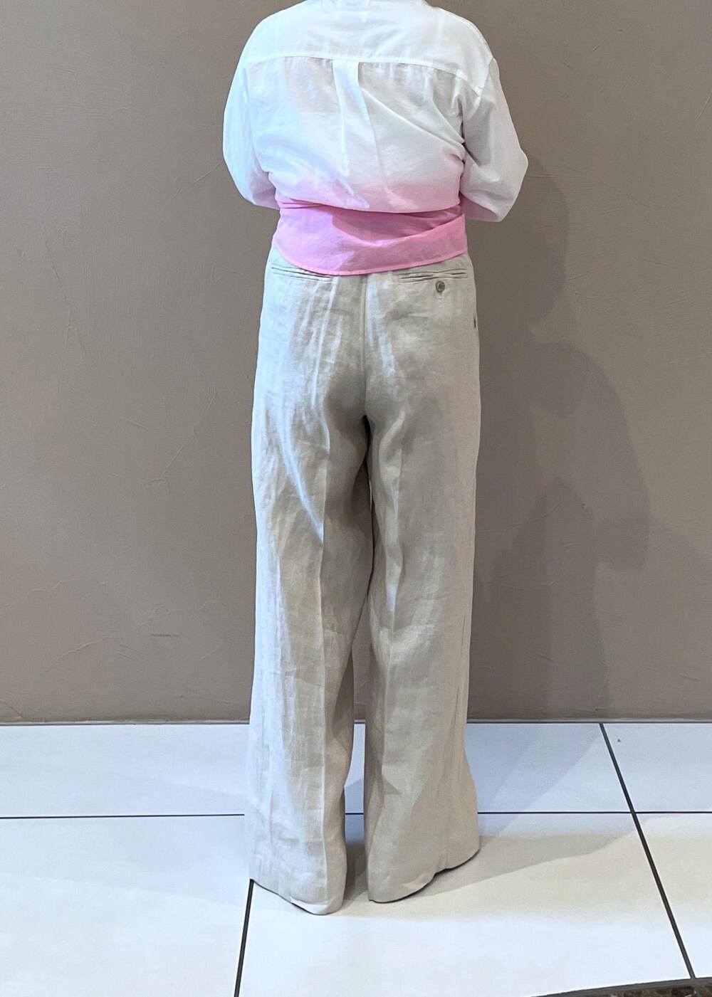 「今週のお値下げ_28w、SALON adam et ropé、ウェーブ、イエベ春、ノーマル、低身長、パンツ、スラックス、バッグ、ハンドバッグ、シューズ、サンダル、SBX55060、SHA45030、SHS35220」｜「SALON adam et rope'のヒールトングサンダル（サンダル、グレー系）」を使った、kinoさん（レディース・152cm）の夏コーディネートの6枚目の写真
