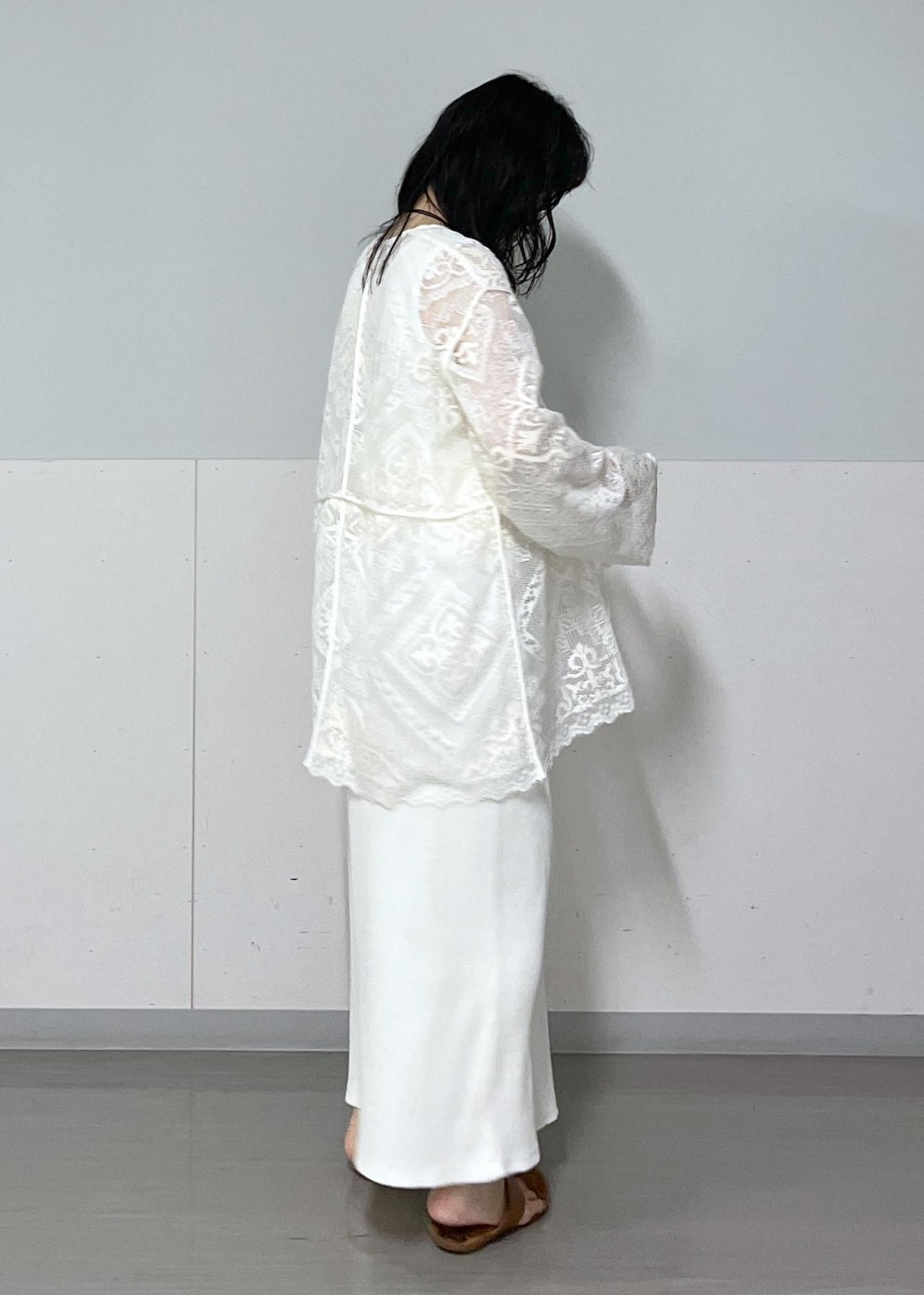 「レース、サロンアダムエロペ、SALON adam et ropé、24SS夏の新作、低身長、骨格ウェーブ、イエベ、きれいめカジュアル、セットアップ対応、春ファッション、夏ファッション」｜「SALON adam et rope'のスカラップレースジャケット/ガウン カーディガン（ノーカラージャケット、ホワイト系）」を使った、kinoさん（レディース・152cm）の夏コーディネートの6枚目の写真