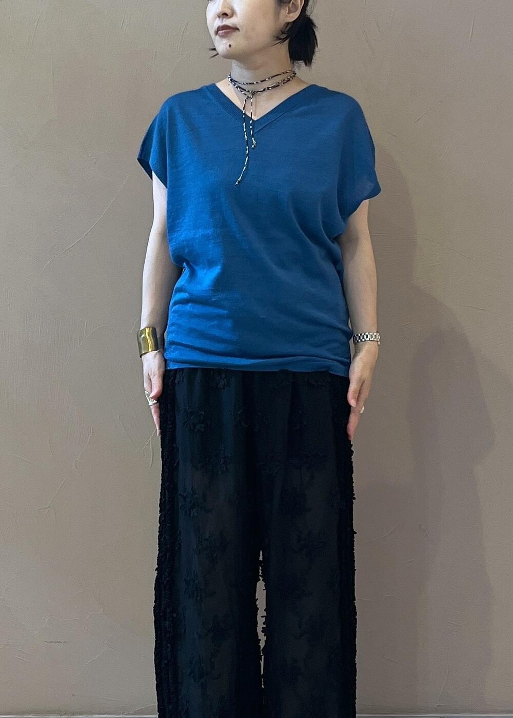 ブラック系のサンダル、ブルー系のカーディガン/ボレロ、ベージュ系のボストンバッグを着用したレディースの夏コーディネートの4枚目の写真