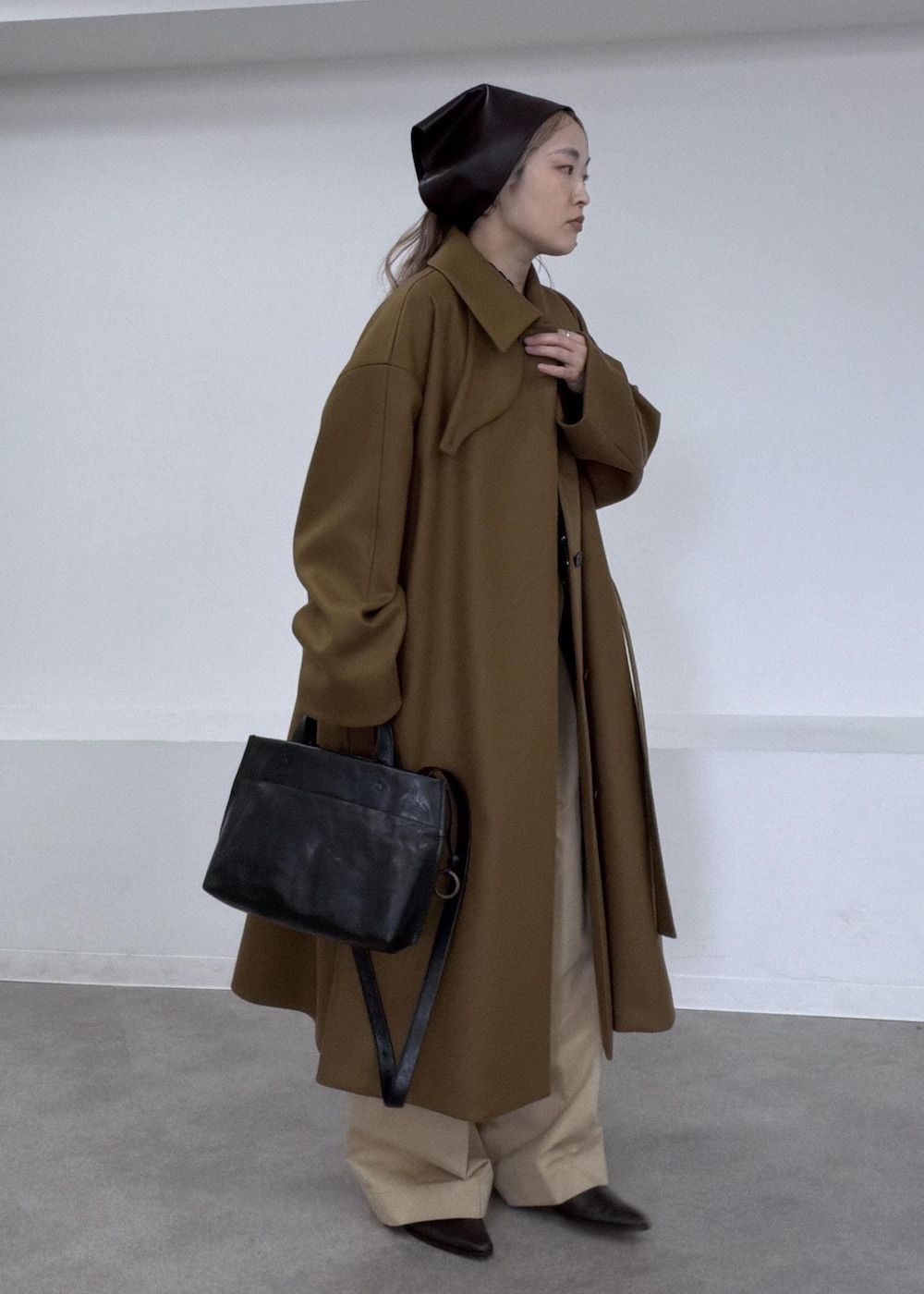 ベージュ系のその他パンツ、ブラック系のシャツ/ブラウス、イエロー系のステンカラーコートを着用したレディースの夏コーディネートの3枚目の写真