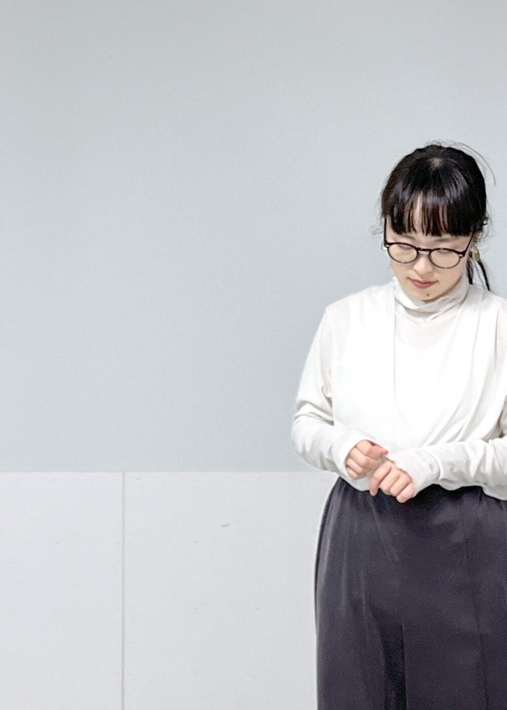 グレー系のその他パンツ、ブラック系のハンドバッグ、グレー系のTシャツ/カットソーを着用したレディースの秋コーディネートの10枚目の写真