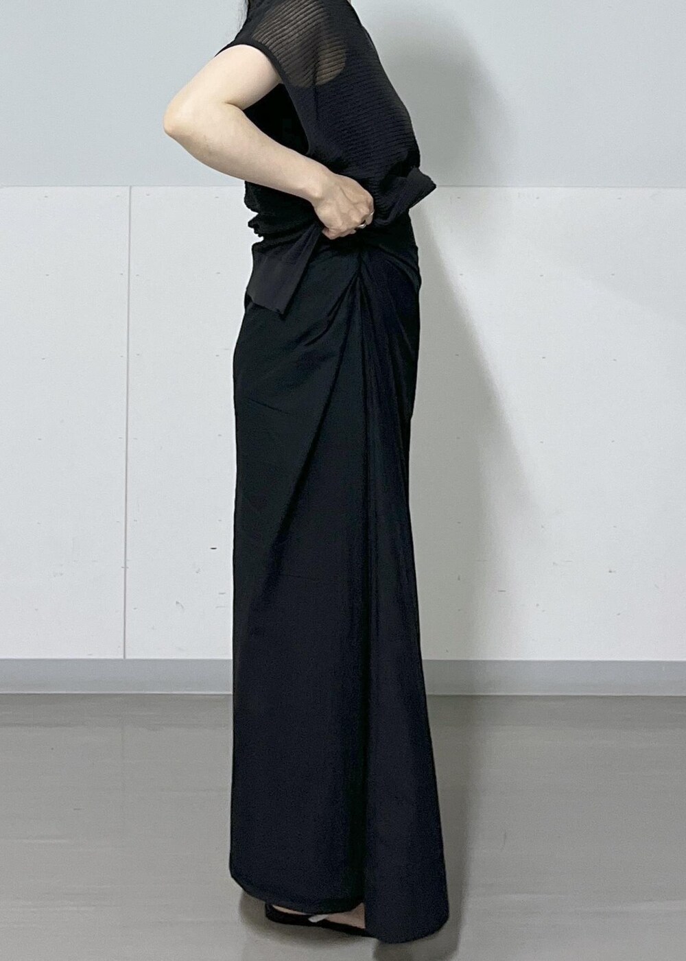 シルバー系のサンダル、ホワイト系のショルダーバッグ、ブラック系のタンクトップを着用したレディースの春コーディネートの10枚目の写真