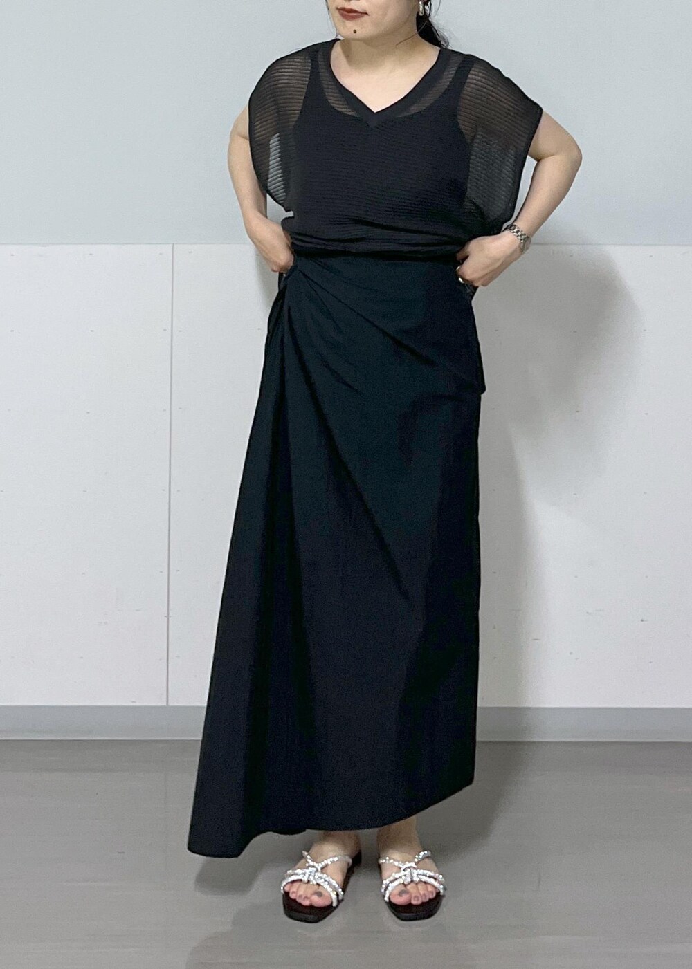 シルバー系のサンダル、ホワイト系のショルダーバッグ、ブラック系のタンクトップを着用したレディースの春コーディネートの8枚目の写真