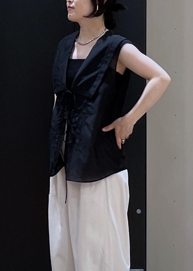 ホワイト系のその他パンツ、ブラック系のキャミソール、ブラック系のサンダルを着用したレディースの夏コーディネートの2枚目の写真